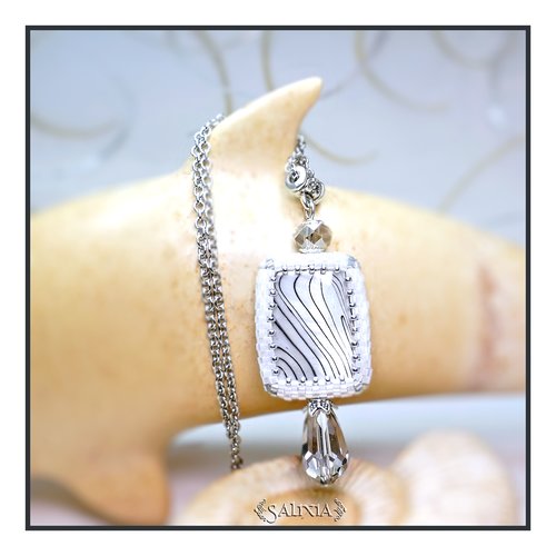Pièce unique - collier pendentif tissé autour d'un véritable coquillage nacré rayé chaine et mousqueton acier inoxydable (#c118)