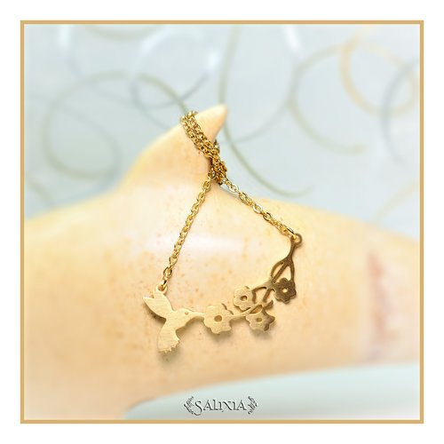 Collier pendentif colibri butinant des fleurs en acier inoxydable doré (#c128)