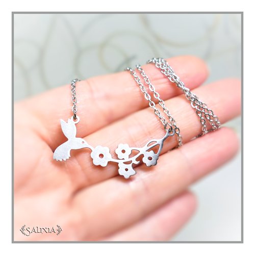 Collier pendentif colibri butinant des fleurs en acier inoxydable (#c129)