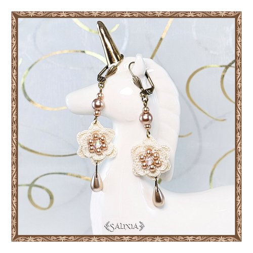Boucles d'oreilles "fleurs" au crochet d'art, coeur cristal aurore boréale orné de perles nacrées (#bo-c13)