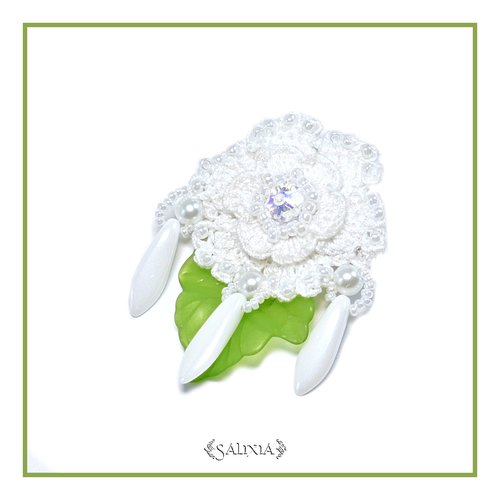 Broche fleur camélia fait main au crochet d'art fleur en cristal aurore boréale au centre (#br3)