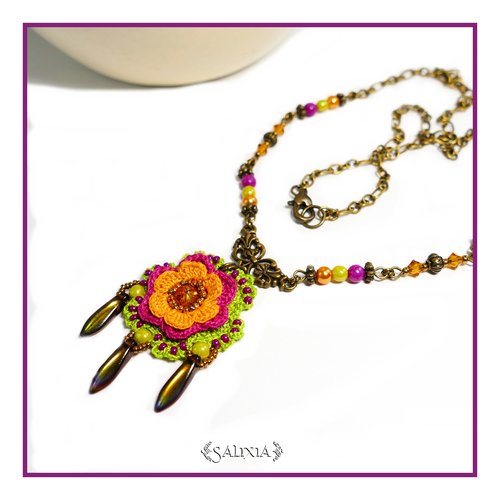 Collier fleur au crochet d'art cristal jade perles de bohème (#c156)