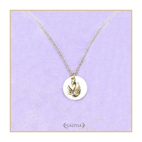 Collier tina breloque cygne dorée à l'or fin sur un pendentif en nacre naturelle, chaine acier inoxydable doré (#c177)