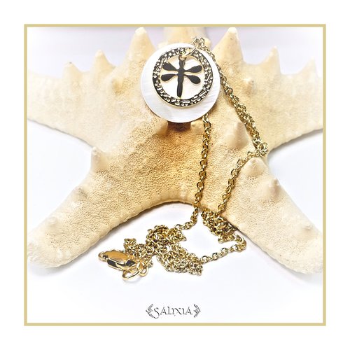 Collier tina breloque petite libellule sur un pendentif en nacre naturelle, chaine acier inoxydable doré (#c178)