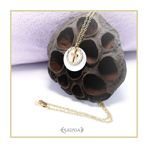 Collier tina petite breloque croix sur un pendentif en nacre naturelle, chaine acier inoxydable doré (#c179)