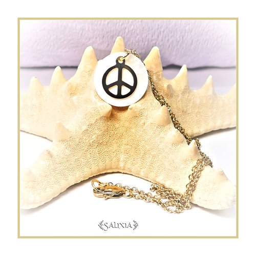 Collier tina breloque peace and love sur un pendentif en nacre naturelle, acier inoxydable doré (#c181)