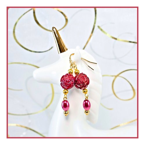 Boucles d'oreilles délicates roses carmin perles nacrées rose ancien crochets dorés à l'or fin (#bo510)