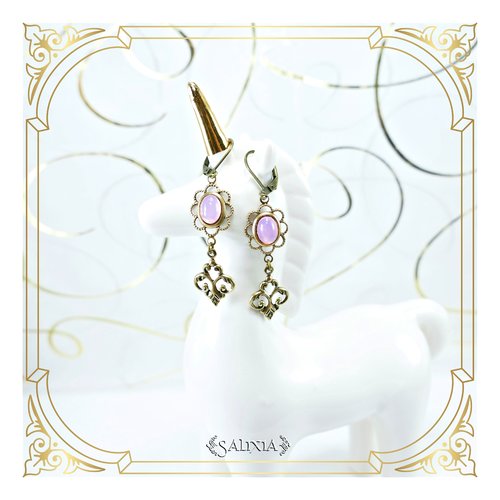 Boucles d'oreilles cabochons rose opale breloques fleur de lys laiton doré patiné antique très haute qualité (#bo602)