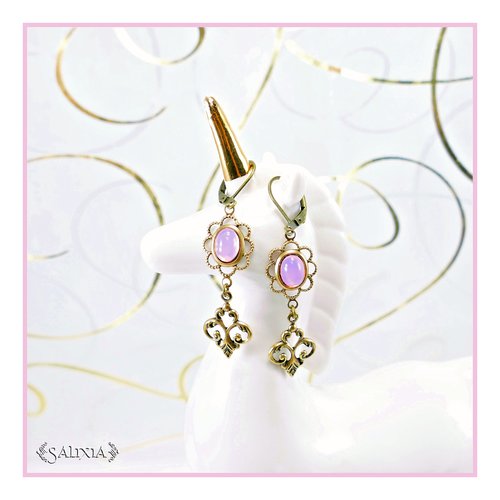 Pièce unique - boucles d'oreilles cabochons rose opale breloques fleur de lys laiton doré dormeuses ou crochets au choix (#bo602)