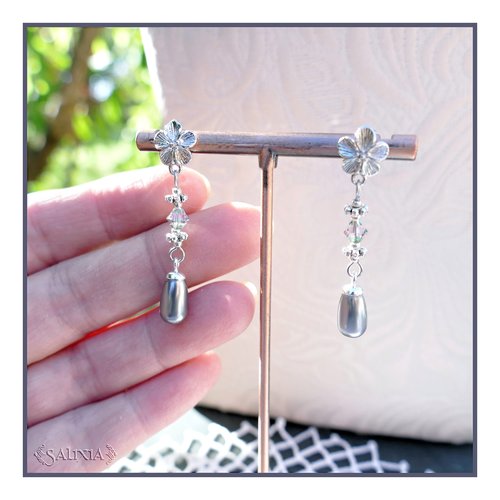 Boucles d'oreilles ella gouttes nacrées gris acier et perles en cristal très irisées puces fleurs en laiton rhodié (#bo633)