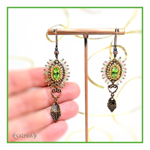 Boucles d'oreilles bohème, vintage, cristal vert péridot et rose très clair, crochets cuivre (#bo690)