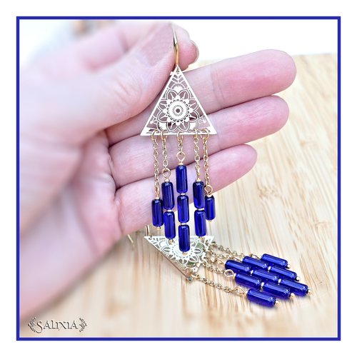 Boucles d'oreilles triangle laser cut laiton plaqué or, tubes verre bleu cobalt (#bo678)