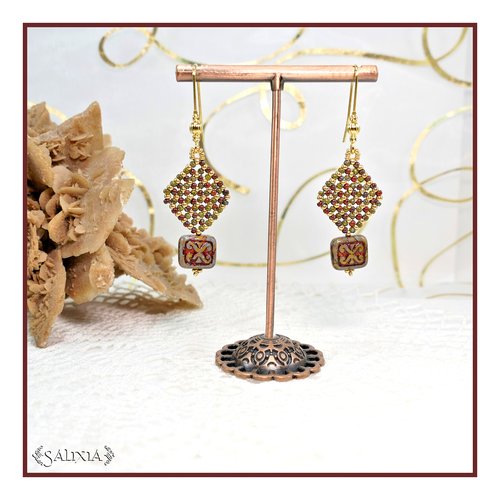Boucles d'oreilles bohème chic losange tissé perles aspect céramique antique crochets laiton doré à l'or fin (#bo731)