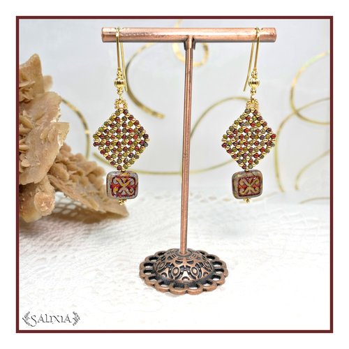 Boucles d'oreilles bohème chic losange tissé perles aspect céramique antique crochets laiton doré à l'or fin (#bo731)