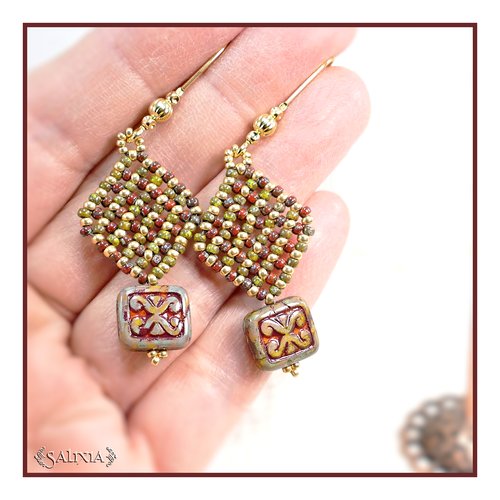 Boucles d'oreilles bohème chic losange tissé perles aspect céramique antique crochets laiton doré à l'or fin (#bo731)