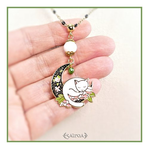 Collier chat blanc sur un croissant de lune, perle de jade blanc, chaîne,bélière et mousqueton acier inoxydable doré (#c263)