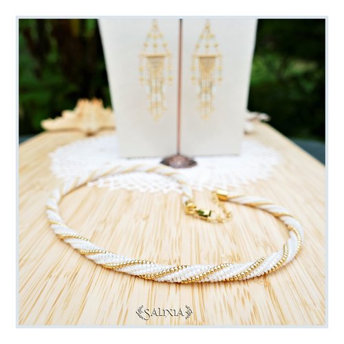 Piéce unique - collier torsadé tissé à l'aiguille perles japonaises blanc opale et doré fermoir acier inoxydable doré (#c266)
