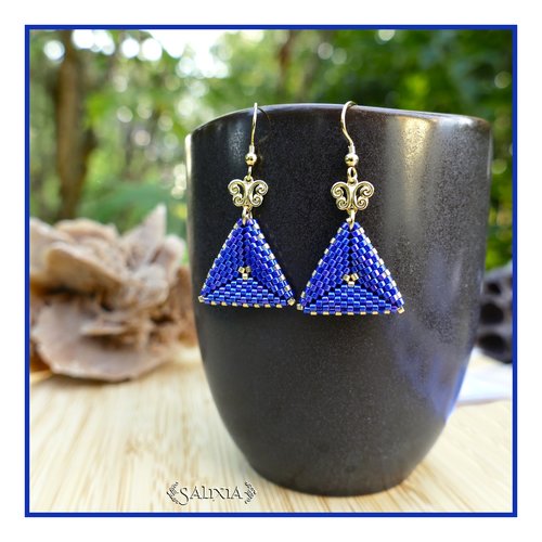 Boucles d'oreilles triangle 3d "talitha" blue cobalt tissées à l'aiguille laiton doré or fin crochets en acier inoxydable doré (#bo804)