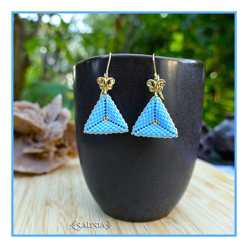 Boucles d'oreilles triangle 3d "talitha" turquoise tissées à l'aiguille laiton doré or fin au choix dormeuses ou crochets (#bo806)