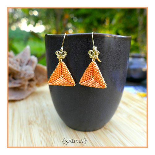 Boucles d'oreilles triangle 3d "talitha" mandarine tissées à l'aiguille laiton doré or fin au choix dormeuses ou crochets (#bo814)