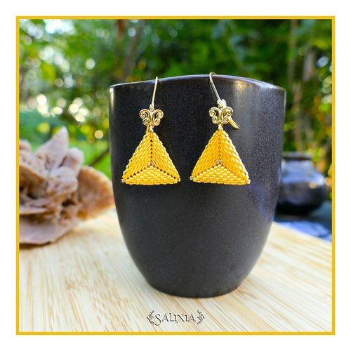 Boucles d'oreilles triangle 3d "talitha" jaune canari tissées à l'aiguille laiton doré or fin au choix dormeuses ou crochets (#bo815)