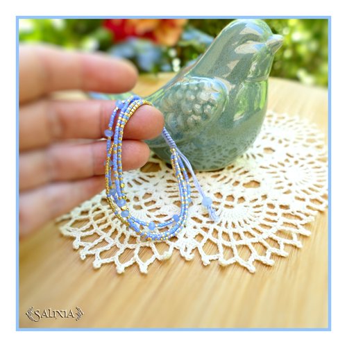 Bracelet 4 rangs lorenza perles plaquées or 24 carats, rocailles bleues et dorées, fermoir lien coulissant macramé (#bc281)