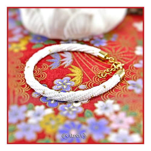 Bracelet torsadé tissé à l'aiguille avec des perles en verre japonaises blanc nacré et doré mousqueton acier inoxydable doré (#bc416)