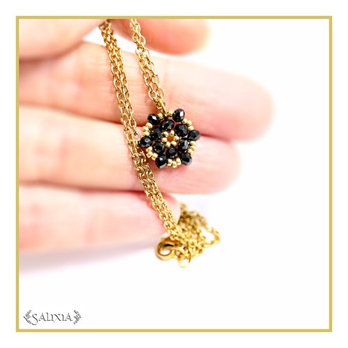 Collier "black flower" fleur tissée perles noires perles japonaises dorées chaine et mousqueton acier inoxydable doré (#c327 p263)