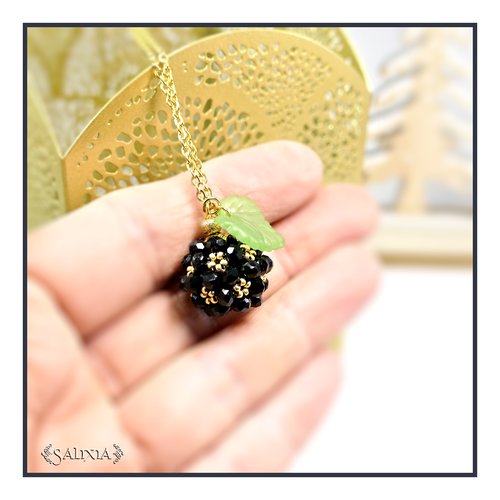 Collier collection "sweet berries" pendentif tissé perles noires chaine et fermoir acier inoxydable doré à l'or fin 24 carats (#c323)