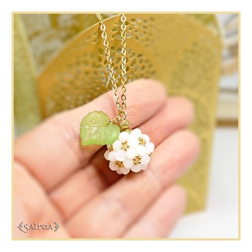 Collier collection "sweet berries" pendentif tissé perles blanches chaine et mousqueton dorés à l'or fin 24 carats (#c325)