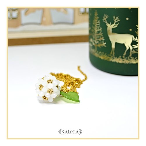 Collier collection "sweet berries" pendentif tissé perles blanches chaine et mousqueton dorés à l'or fin 24 carats (#c325)