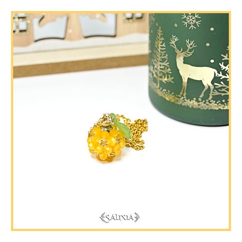Collier collection "sweet berries" pendentif tissé perles jaune pollen chaine et mousqueton dorés à l'or fin 24 carats (#c328)