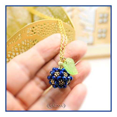 Collier collection "sweet berries" pendentif tissé perles bleu nuit chaine et fermoir acier inoxydable doré à l'or fin 24 carats (#c333)