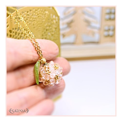 Collier collection "sweet berries" pendentif tissé perles rose chaine et fermoir acier inoxydable d à l'or fin 24 carats (#c338)