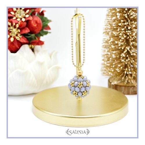 Bijou de sac ou porte clefs collection "little berries" tissé à l'aiguille gris opale chaine dorée or fin 18 carats (#bds25)