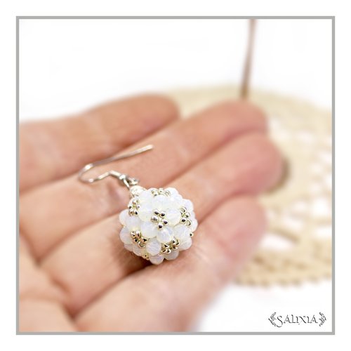 Boucles d'oreilles collection "berries" tissées perles blanc opalite perles japonaises argentées crochets acier inoxydable (#bo897)
