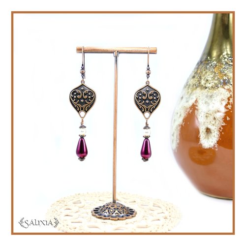 Boucles d'oreilles gouttes bordeaux nacrées coeurs ouvragés et longs crochets en cuivre (#bo906)