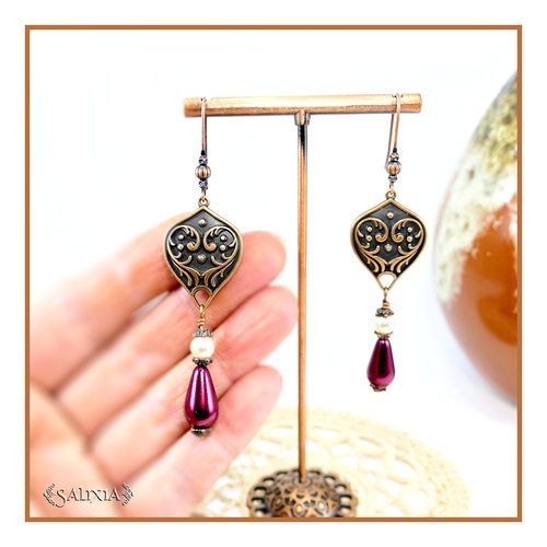 Boucles d'oreilles gouttes bordeaux nacrées coeurs ouvragés et longs crochets en cuivre (#bo906)