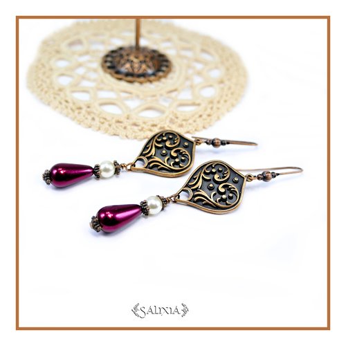 Boucles d'oreilles gouttes bordeaux nacrées coeurs ouvragés et longs crochets en cuivre (#bo906)