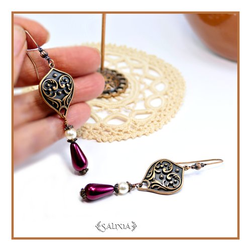 Boucles d'oreilles gouttes bordeaux nacrées coeurs ouvragés et longs crochets en cuivre (#bo906)