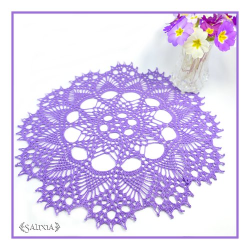 Napperon dentelle au crochet d'art coloris violet améthyste 25 cm