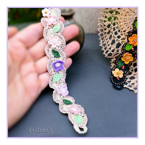Bracelet dentelle lin clair brodé de petites fleurs perles de rocaille japonaises fermoir bouton fleur beige rosé (#bc426)