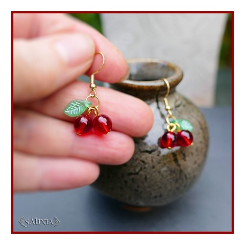 Boucles d'oreilles petites cerises perles de bohème crochets acier inoxydable doré (#bo928)