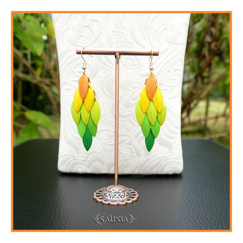 Boucles d'oreilles perruche petites plumes colorées crochets acier inoxydable doré (#bo934)