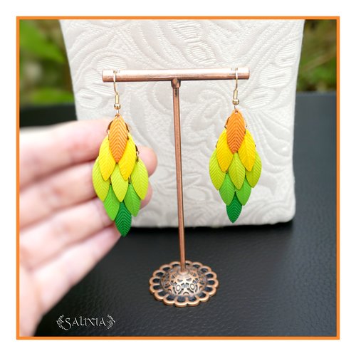 Boucles d'oreilles perruche petites plumes colorées crochets acier inoxydable doré (#bo934)