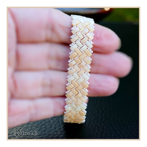 Bracelet tissé à l'aiguille perles tila 4 rangs en dégradé de beige et ivoire mousqueton acier inoxydable (#bc458)