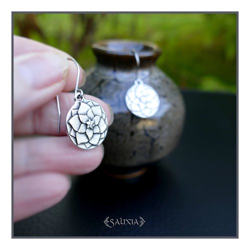 Boucles d'oreilles pendentif fleur en relief plaqué argent fin patiné antique crochets acier inoxydable (#bo944)