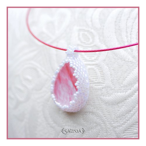 Pièce unique - collier cabochon transparent avec inclusion de rose tissage perles japonaises blanches nacrées très irisées (#c252)