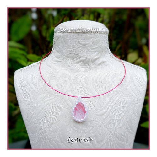 Pièce unique - collier cabochon transparent avec inclusion de rose tissage perles japonaises blanches nacrées très irisées (#c252)