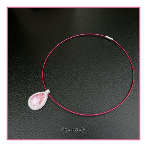 Pièce unique - collier cabochon transparent avec inclusion de rose tissage perles japonaises blanches nacrées très irisées (#c252)